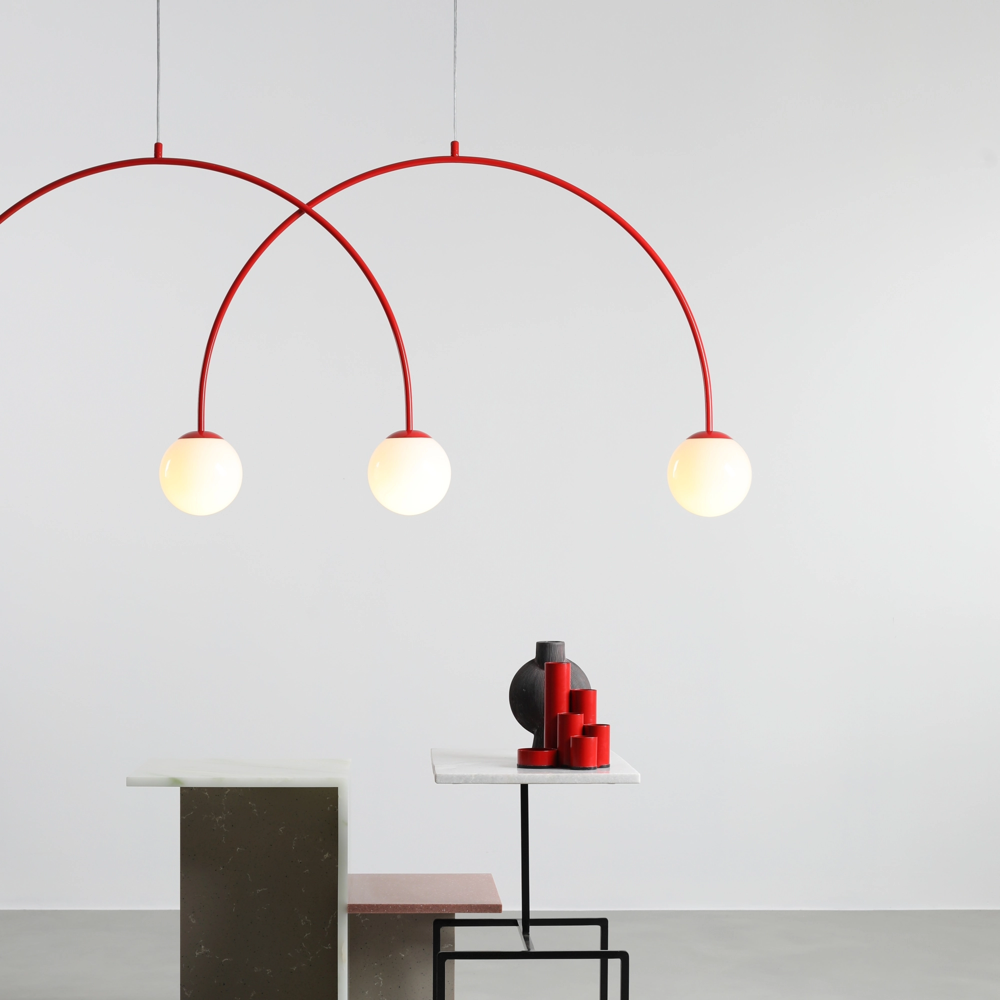 una-4-L-red-chilli-lampa-lukowa-wiszaca-slider-lamperiaconcept Lampa łukowa wisząca z kolekcji Una w kolorze red chilli podkręci charakter każdego nowoczesnego wnętrza, rozłożysta forma, która sprawdzi się w salonie nad wyspą, przyciągnie wzrok i zapewni wyważony klimat w restauracji.