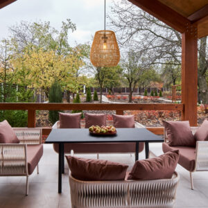 Lampa wisząca boho na taras z zadaszeniem i zasłonami