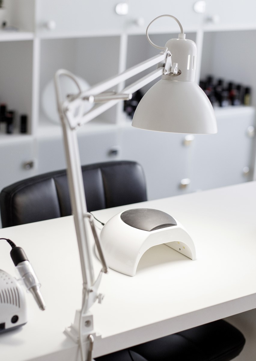 Manicure Studio. White lamp on white table with nail tool aranzacja 5029010 01