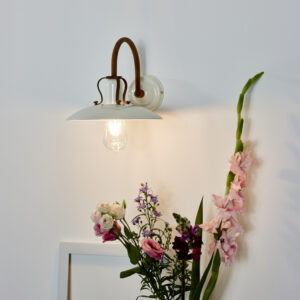 Kremowy kinkiet postarzany w stylu loft, idealny do wiejskiego domku i stylu Cottage.