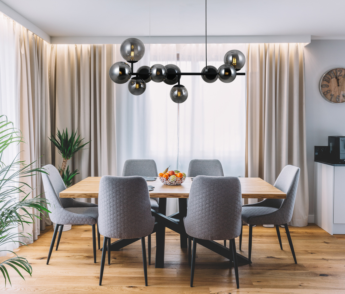Dining room with wooden table and floor in modern apartment. PND 40423 10 aranz
