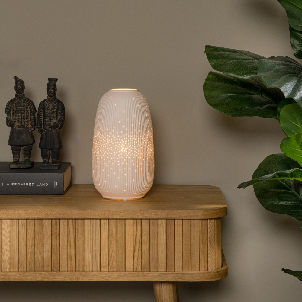 flores-m-lampa-ceramiczna-aranzacja-lamperiaconcept Lampa ceramiczna Flores w kształcie ryflowanego wazonu, przepiękna dekoracja do salonu, która stworzy wyjątkowy nastrój