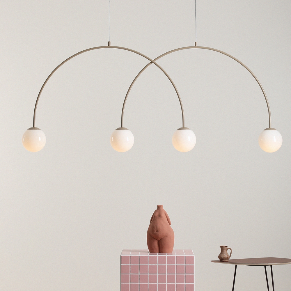 Lampa łukowa w kolorystyce wabi sabi, która świetnie pasuje do kuchni nad wyspę albo jako lampa nad stołem