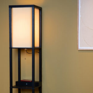 menno lampa podlogowa polka z ladowarka1 lamperiaconcept