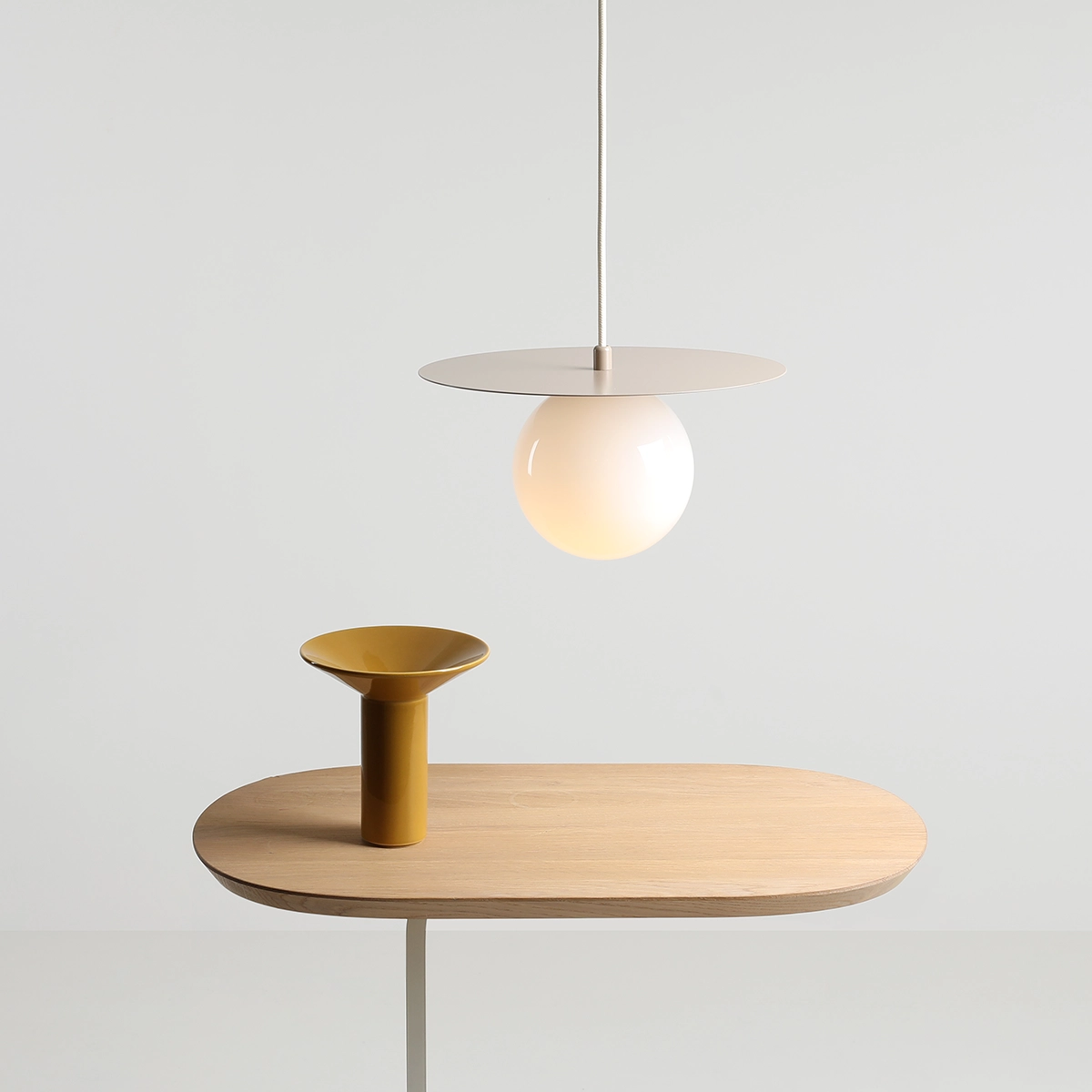 loop-s-beige-lampa-kula-mleczna-2-lamperiaconcept 2 loop s beige male1 1