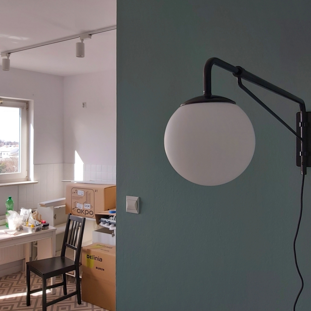 Nowoczesne oświetlenie sufitowe i kinkiety ścienne jako jeden z elementów wnętrza w home stagingu