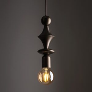 Tower lampa wisząca totem w modnym kolorze brown, który nadaje wyrazu i głębi, sprawdzi się w projekcie nie tylko ultra nowoczesnego wnętrza. Nowoczesna lampa wisząca przypominająca totemy.