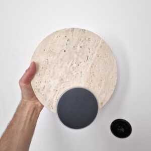 lampy z kamienia doskonale wpasują się w styl japandi i wabi sabi. Kinkiet trawertyn z kolekcji Travertino sprawdzony wybór kształtu i rozmiaru.