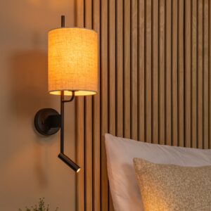 Kinkiet przy łóżku z wyłącznikiem i USB, kolekcja Magic kinkiety z abażurem i lampy podłogowe, które ocieplają wnętrze, a projekt sypialni lub salonu zyska praktyczne funkcje, ten kinkiet posiada osobne wyłączniki dla dopasowania potrzeb kierunkowego światła punktowego lub miękkiego spod tekstylnego abażura o naturalnym lnianym splocie.