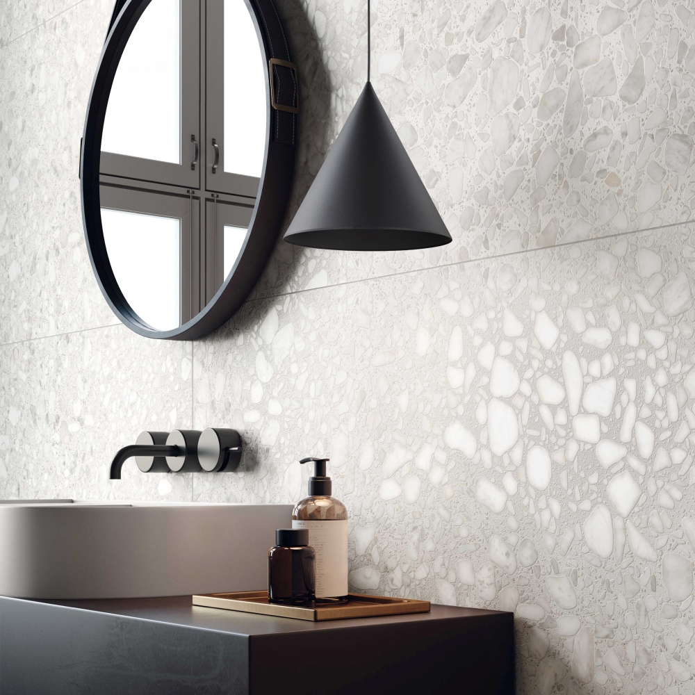 Modern white tile, wooden and concrete bathroom interior with da cono m lampa wiszaca stozek czarna wizka lamperiaconcept