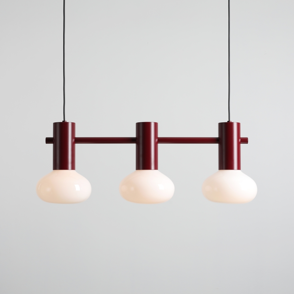 Flo Ruby ta nowoczesna lampa przykładem jakie lampy są modne i ponadczasowe, kolorystyka która dodaje głębi i tworzy niesamowitą atmosferę, opalowe klosze które rozpraszają równo miękkie światło