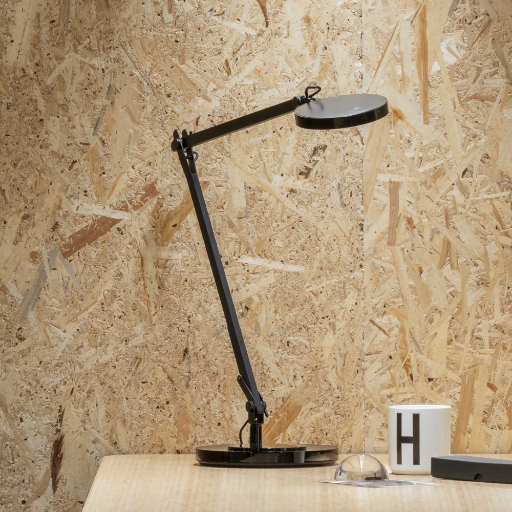 Futura czaran lampa led kreślarska, nowoczesna i minimalistyczna za razem, wpisuje się w gust estetyczny każdego nowoczesnego wnetrza zachowując tym samym zasadniczą funkcję oświetlenia strefy do pracy na biurku i stole.