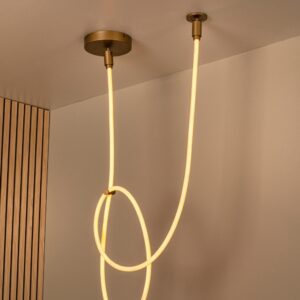 Lampa wąż świetlny jako przykład na lampy wiszące do restauracji