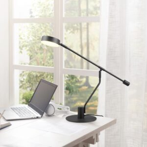 Manduro to lampy kreślarskie, dostępne w dwóch kolorach czarnym i białym, spełniają funkcje jako lampka biurkowa kreślarska, funkcje i gabaryty które poprawią Twoją pracę.