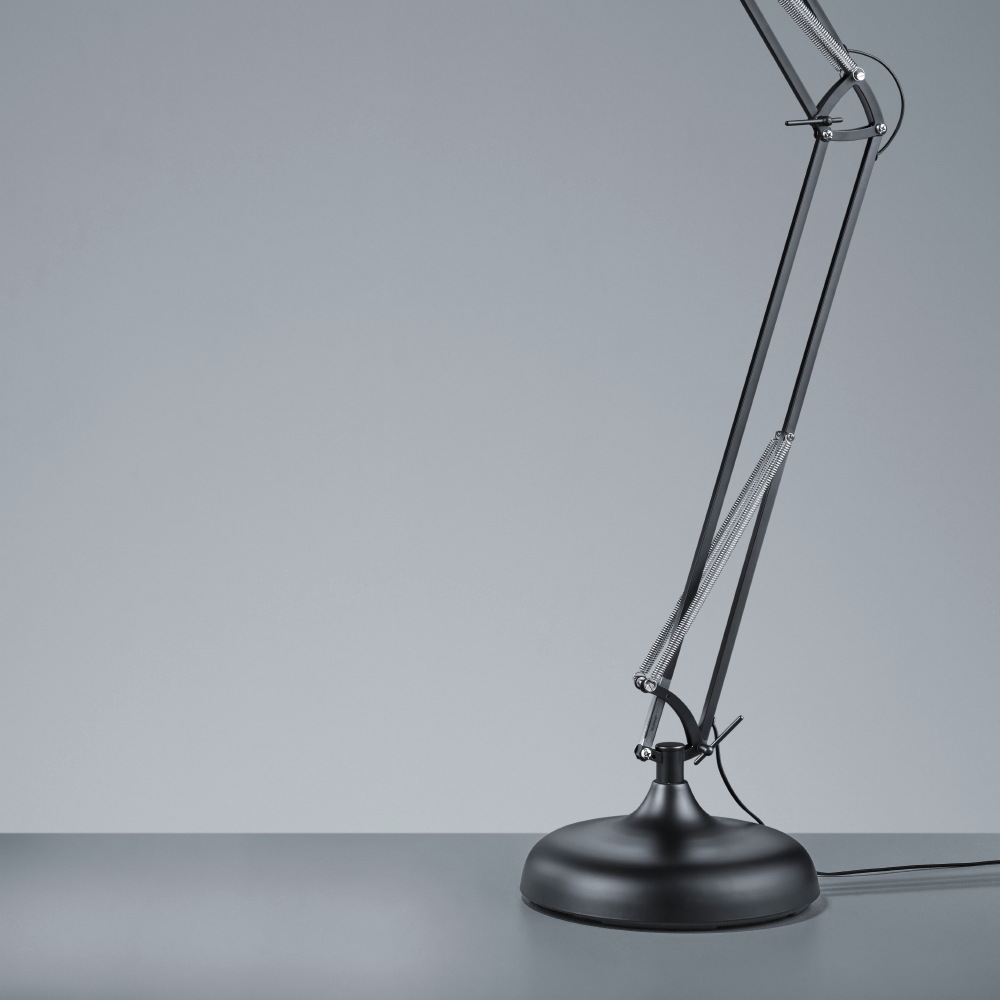 solidna podstawa to lampa kreślarska podłogowa Salvador, która sprawdzi się również jako lampa nowoczesnym w salonie.