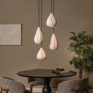 Lampa wisząca porcelanowa Cinzia przykładem jakie lampy są modne i ponadczasowe, organiczny kształt nadaje głębi i nawiązuje do natury, sprawdzi się nad stołem w każdym nowoczesnym salonie
