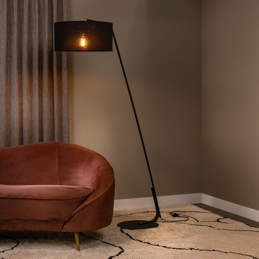 No reproduction without creditline kelso czarna lampa podlogowa z duzym abazurem aranzacja lamperiaconcept