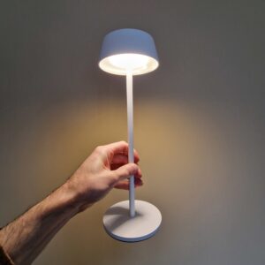 Lampka led przenośna od V-TAC z serii VT-7562-W, spełni rolę zamiast świec w kawiarni, gustowny i nowoczesny wygląd oraz funkcje ściemniania zapewnią klimat na własciwym poziomie również jako światło w sypialni jako lampka nocna. Wielozadaniowość i jakościowe wykonanie to fundament tego produktu dla podkreślenia każdego nowoczesnego wnętrza.