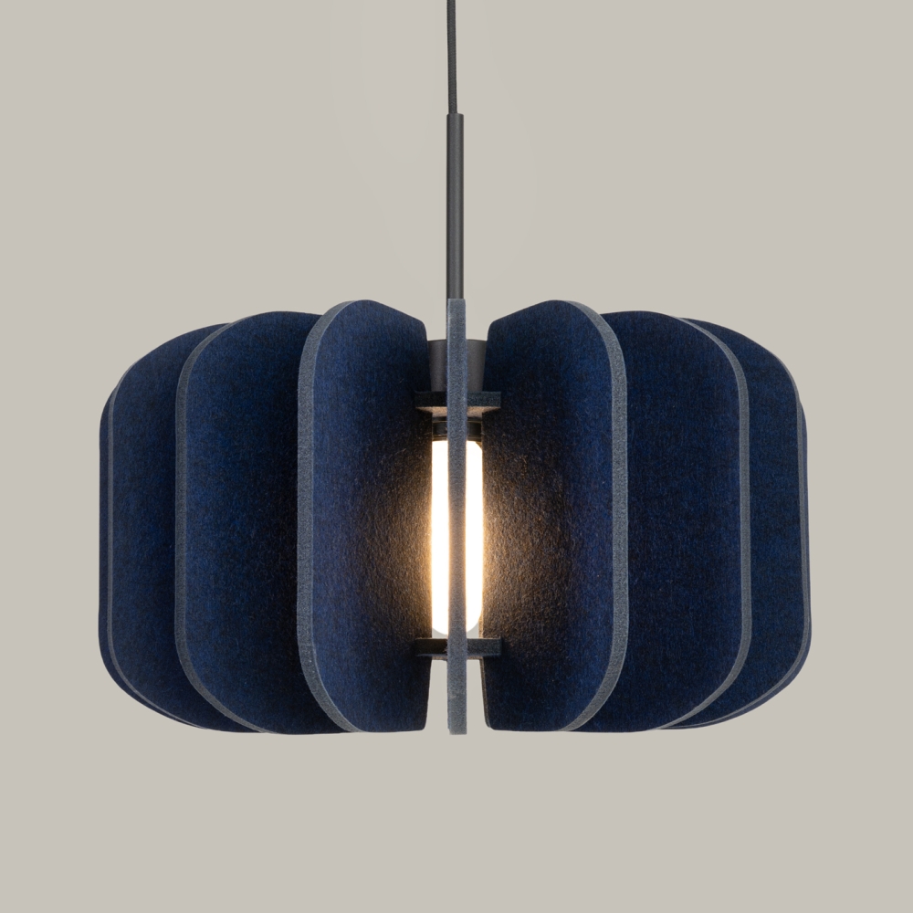 mula-45-granatowa-lampa-z-filcu-detale-lamperiaconcept Granatowa lampa z filcu Mula tworzy kontrasty i kolory głębi które rezonują z naturą w każdym nowoczesnym wnętrzu dzieki prostocie i uniwersalnej formie, pozostaną jako modne lampy 2026 nie tylko w tym roku.
