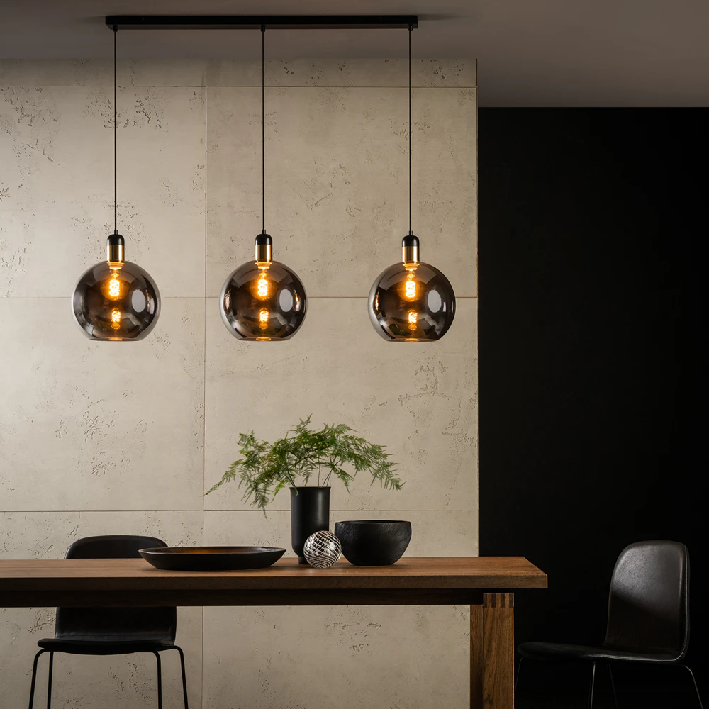 julius-3-czarno-zlota-lampa-wiszaca-szklane-klosze-aranzacja-1-lamperiaconcept julius 3 czarno zlota lampa wiszaca szklane klosze aranzacja 1 lamperiaconcept