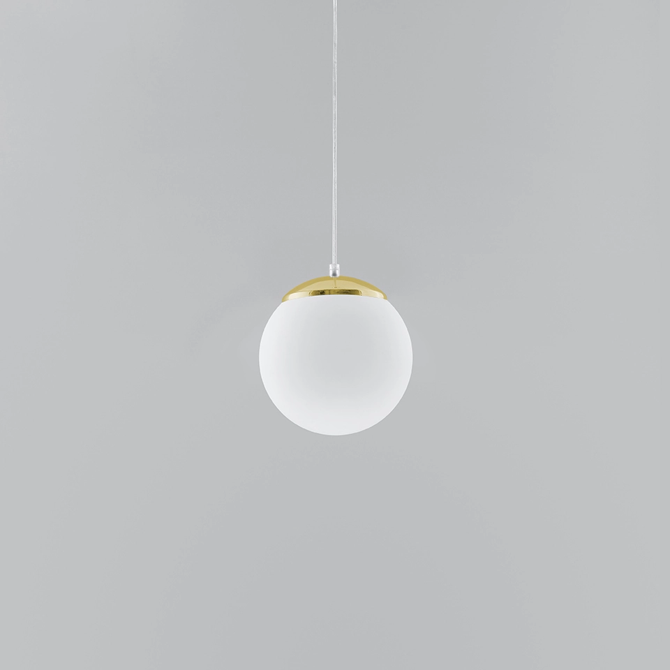 ugo-20-lampa-wiszaca-biala-kula-ze-zlotym-0-lamperiaconcept ugo 20 lampa wiszaca biala kula ze zlotym 0 lamperiaconcept