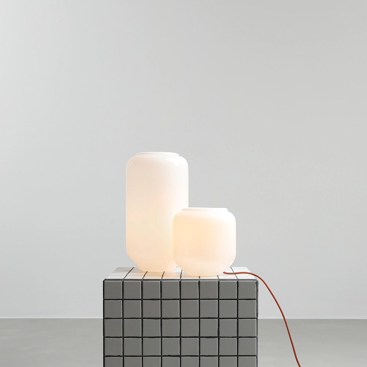 flask-stolowa-lampa-z-mlecznym-kloszem-aranzacja-1-lamperiaconcept flask stolowa lampa z mlecznym kloszem aranzacja 1 lamperiaconcept