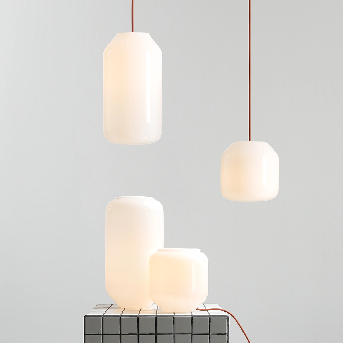 flask-table-pendandt-lampa-z-mlecznym-kloszem-aranzacja-1-lamperiaconcept flask table pendandt lampa z mlecznym kloszem aranzacja 1 lamperiaconcept