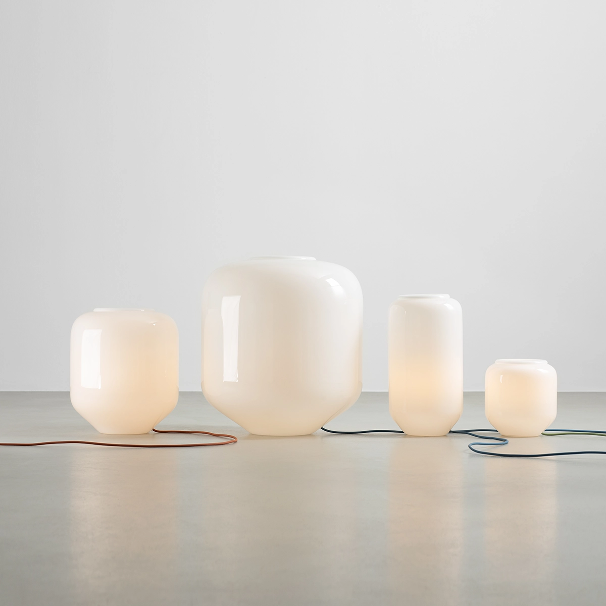 flask-table-stolowa-lampa-z-mlecznym-kloszem-aranzacja-lamperiaconcept flask table stolowa lampa z mlecznym kloszem aranzacja lamperiaconcept
