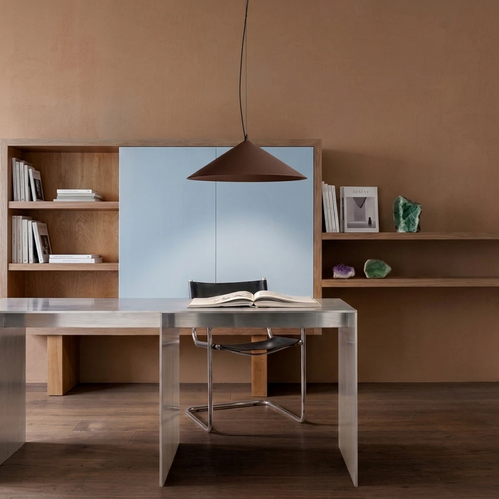 fint-brazowa-lampa-wiszaca-stozek-wizka-lamperiaconcept brązowa lampa wisząca stożek z kolekcji Fint w nowoczesnym wnętrzu z wyrazistymi detalami w nawiązaniu do ziemistych kolorów
