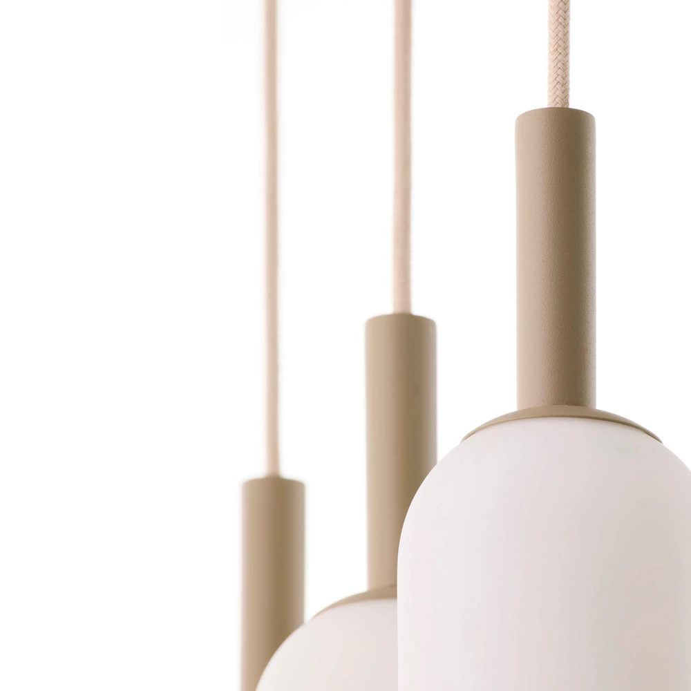 pluum-3-bezowa-lampa-z-mlecznym-kloszem-detale-podsufitkalamperiaconcept pluum 3 bezowa lampa z mlecznym kloszem detale podsufitkalamperiaconcept